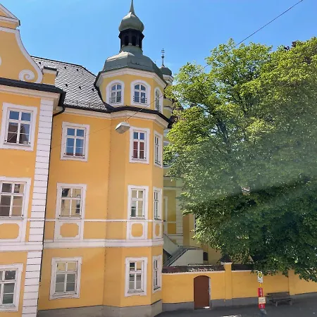 Helle Zwei-zimmer-stadt-wohnung Am Bismarkplatz Mit Tiefgarage דירה לנדשט